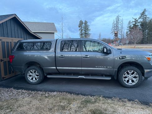 Used 2017 Nissan Titan SV image 4