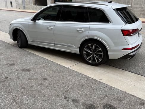 Used 2022 Audi SQ7 Premium Plus w/ SQ7 Executive Package image 4