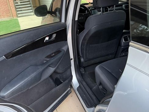 Used 2017 Kia Sorento LX w/ LX V6 Convenience Package image 11