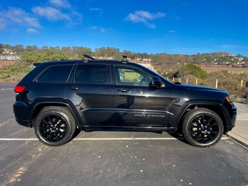 Used 2017 Jeep Grand Cherokee Altitude image 8