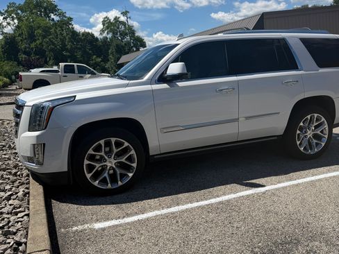 Used 2020 Cadillac Escalade Premium Luxury AWD/4WD image 2