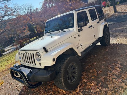 Used 2016 Jeep Wrangler Unlimited Sahara w/ Connectivity Group image 2