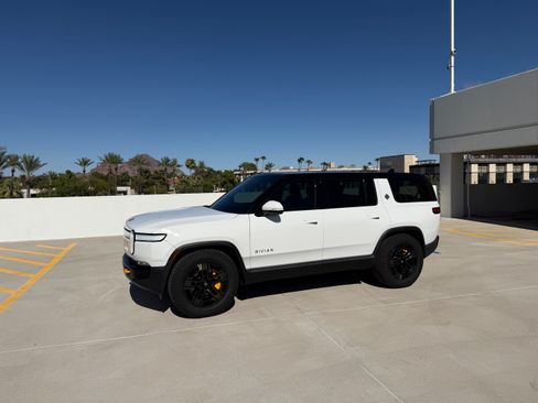 Used 2023 Rivian R1S Adventure AWD/4WD image 2
