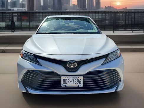 Used 2020 Toyota Camry XLE image 2
