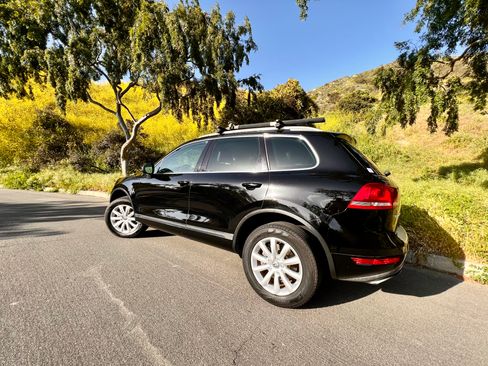 Used 2011 Volkswagen Touareg Sport image 2