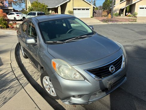 Used 2012 Nissan Versa SL w/ SL Tech Pkg image 2