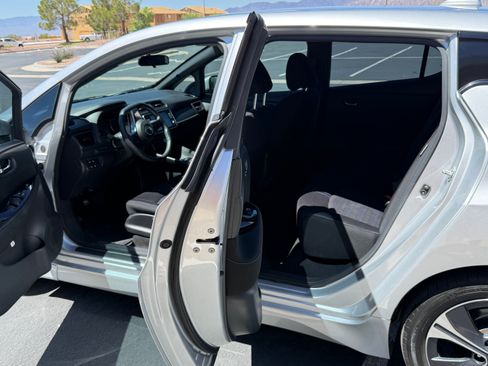 Used 2022 Nissan Leaf SV FWD image 9
