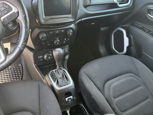 Used 2018 Jeep Renegade Latitude w/ Cold Weather Group image 15