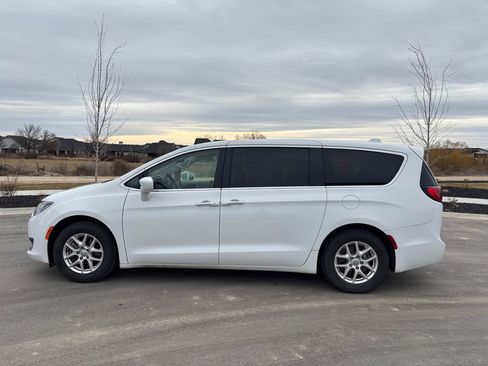 Used 2020 Chrysler Pacifica Touring image 8