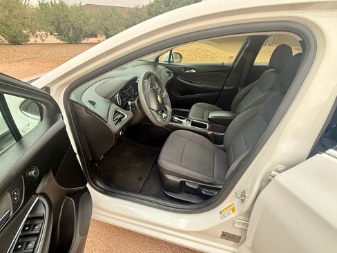 Used 2018 Chevrolet Cruze LT image 10