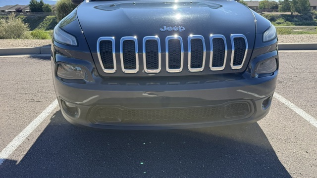 Used 2018 Jeep Cherokee Latitude Plus w/ Cold Weather Group AWD/4WD image 17