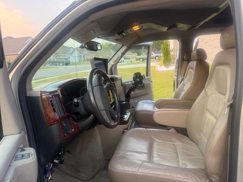 Used 2004 GMC Savana 1500 w/ Preferred Equipment Group RWD image 14
