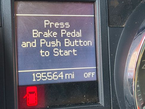 Used 2013 Chrysler Town & Country Limited image 10