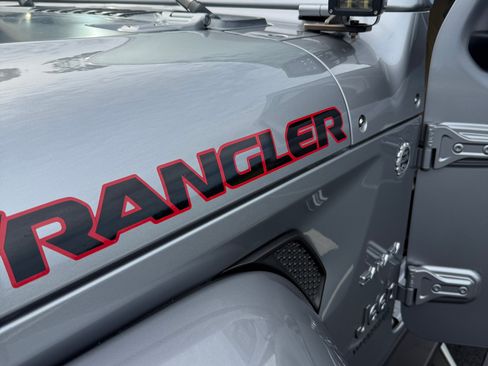 Used 2018 Jeep Wrangler Unlimited Sahara AWD/4WD image 15