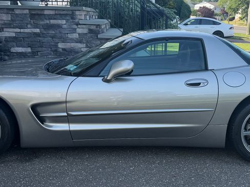 Used 2000 Chevrolet Corvette Coupe RWD image 1