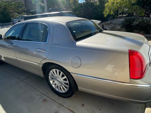 Used 2003 Lincoln Town Car Signature image 10