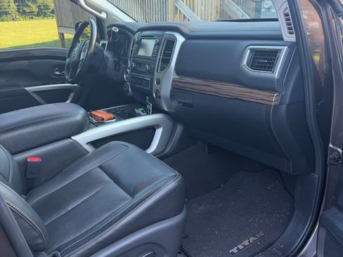 Used 2018 Nissan Titan SL AWD/4WD image 13