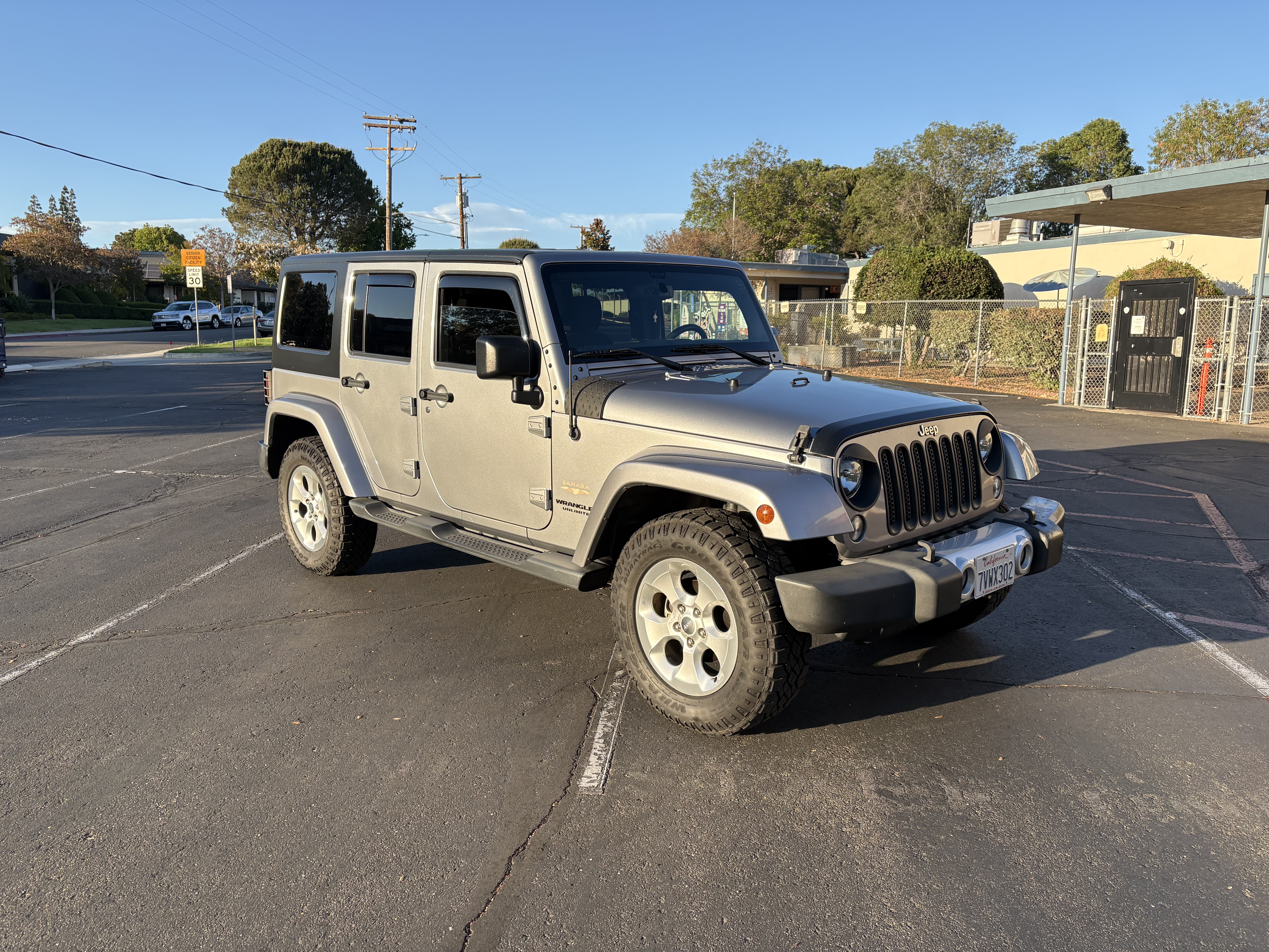 Used 2015 Jeep Wrangler Unlimited Sahara w/ Connectivity Group AWD/4WD image 4