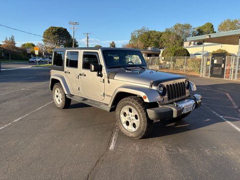 Used 2015 Jeep Wrangler Unlimited Sahara w/ Connectivity Group AWD/4WD image 4