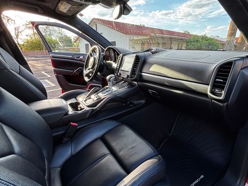 Used 2017 Porsche Cayenne GTS AWD/4WD image 8