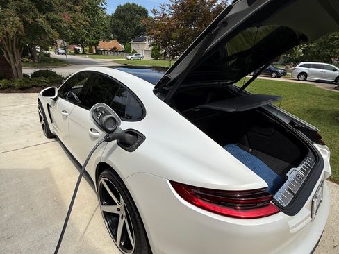 Used 2018 Porsche Panamera 4 w/ Premium Package Plus AWD/4WD image 8