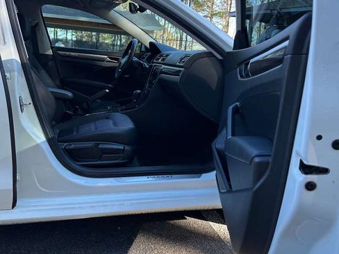 Used 2018 Volkswagen Passat 2.0T SE image 13