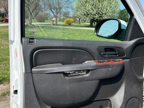 Used 2013 Chevrolet Suburban LS image 9