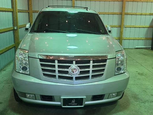 Used 2011 Cadillac Escalade Luxury image 4