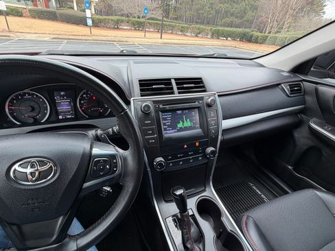 Used 2017 Toyota Camry SE image 12