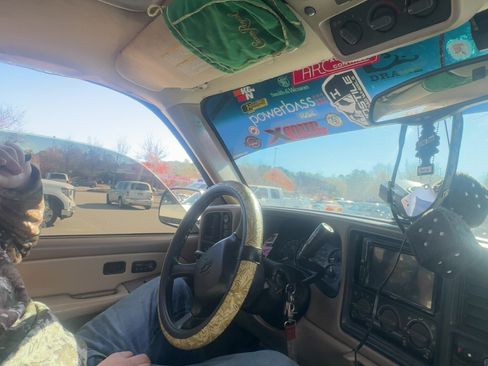 Used 2001 Chevrolet Tahoe LT w/ LT Preferred Equipment Group image 2