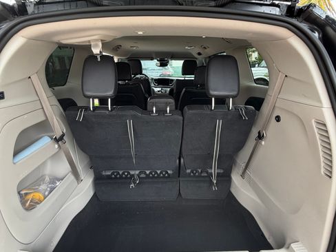 Used 2022 Chrysler Pacifica Touring-L FWD image 11