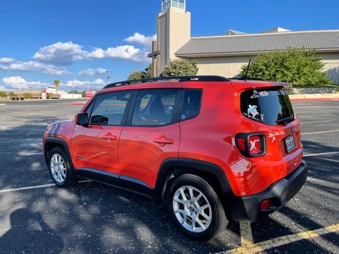 Used 2019 Jeep Renegade Latitude FWD image 4