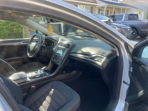 Used 2019 Ford Fusion SE FWD image 9