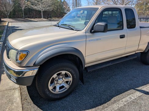 Used 2004 Toyota Tacoma PreRunner image 2
