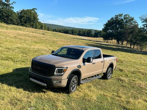 Used 2020 Nissan Titan PRO-4X w/ Pro-4x Convenience Package image 2