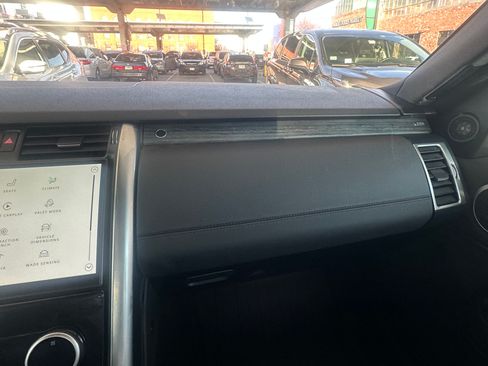 Used 2023 Land Rover Discovery S image 13