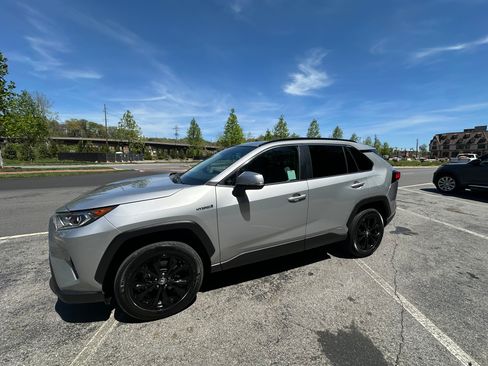 Used 2019 Toyota RAV4 XLE w/ Carpet Mat Package AWD/4WD image 1