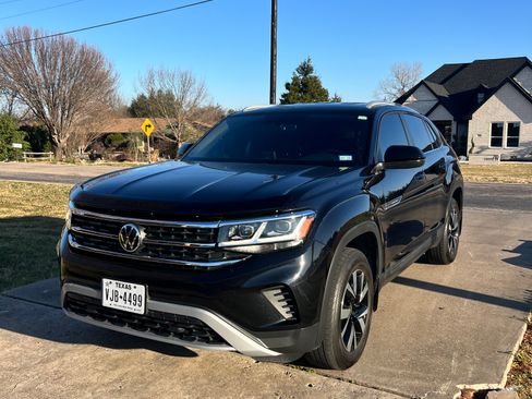 Used 2022 Volkswagen Atlas Cross Sport SE image 2