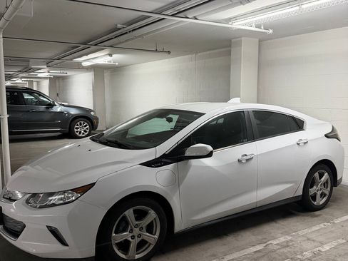 Used 2017 Chevrolet Volt LT image 2