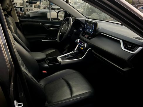 Used 2022 Toyota RAV4 XLE Premium image 6