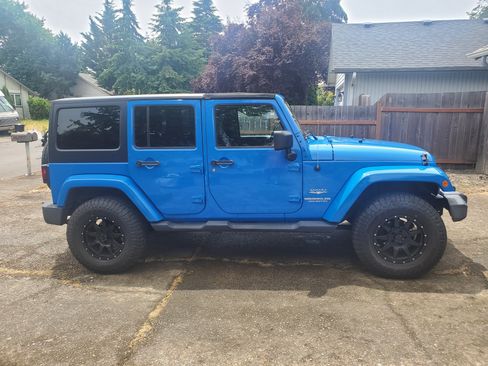 Used 2011 Jeep Wrangler Unlimited Sahara w/ Dual Top Group AWD/4WD image 5