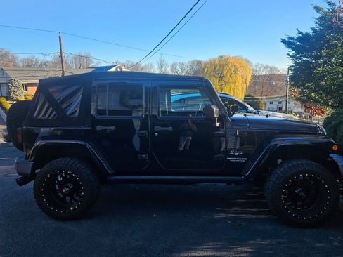 Used 2016 Jeep Wrangler Unlimited Sahara image 2