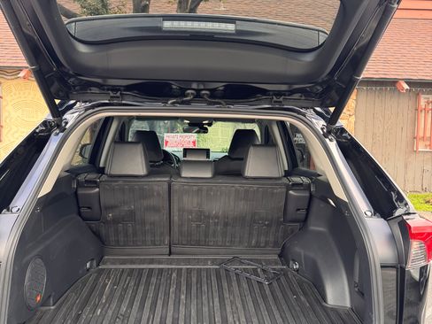 Used 2022 Toyota RAV4 XLE Premium image 9