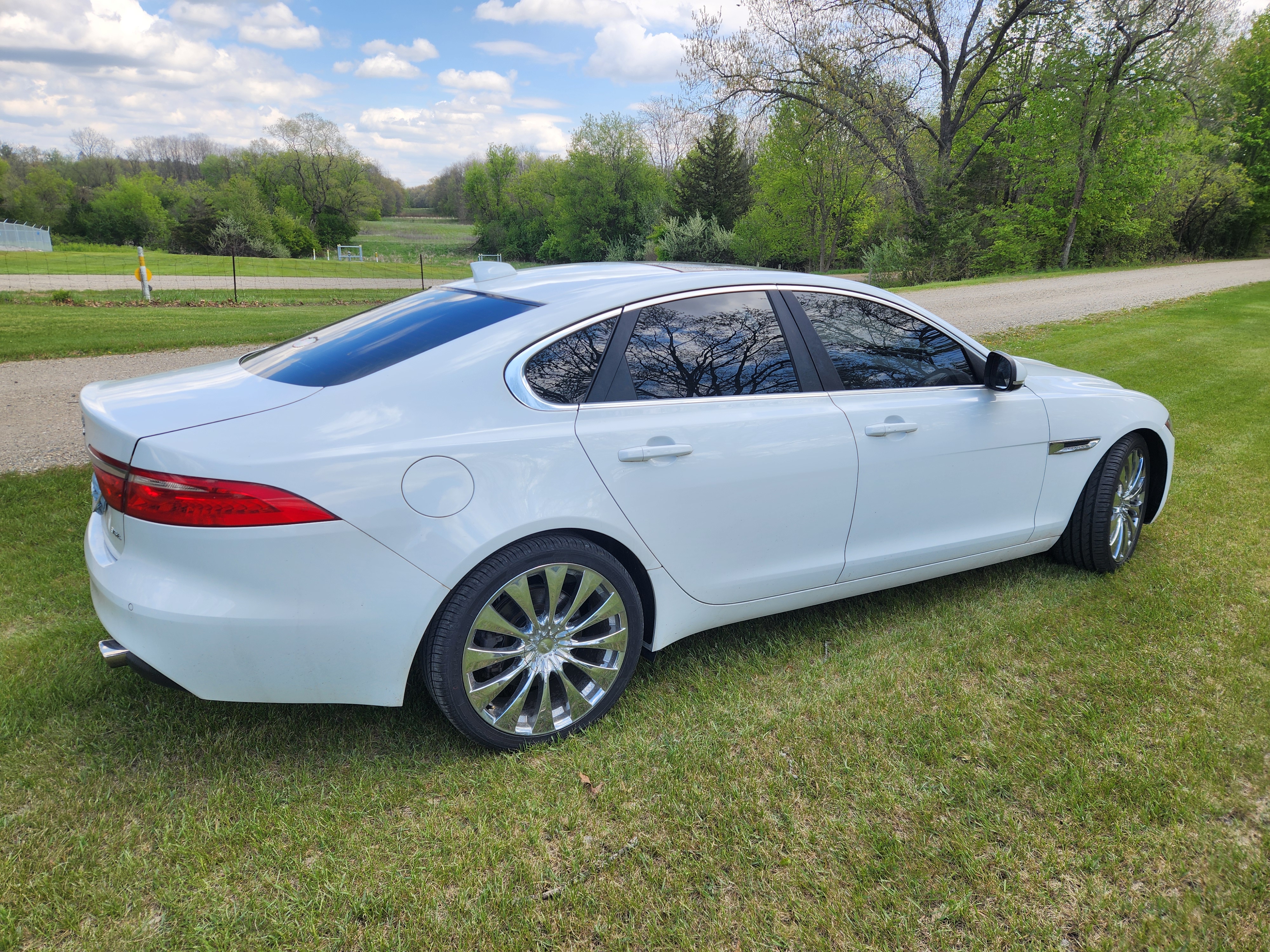 Used 2016 Jaguar XF Prestige RWD image 4