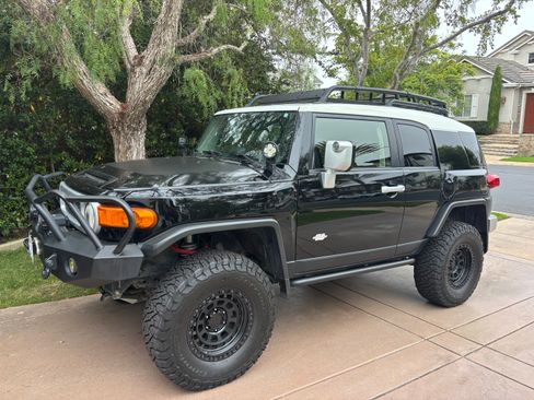 Used 2012 Toyota FJ Cruiser 4WD w/ Convenience Pkg image 1