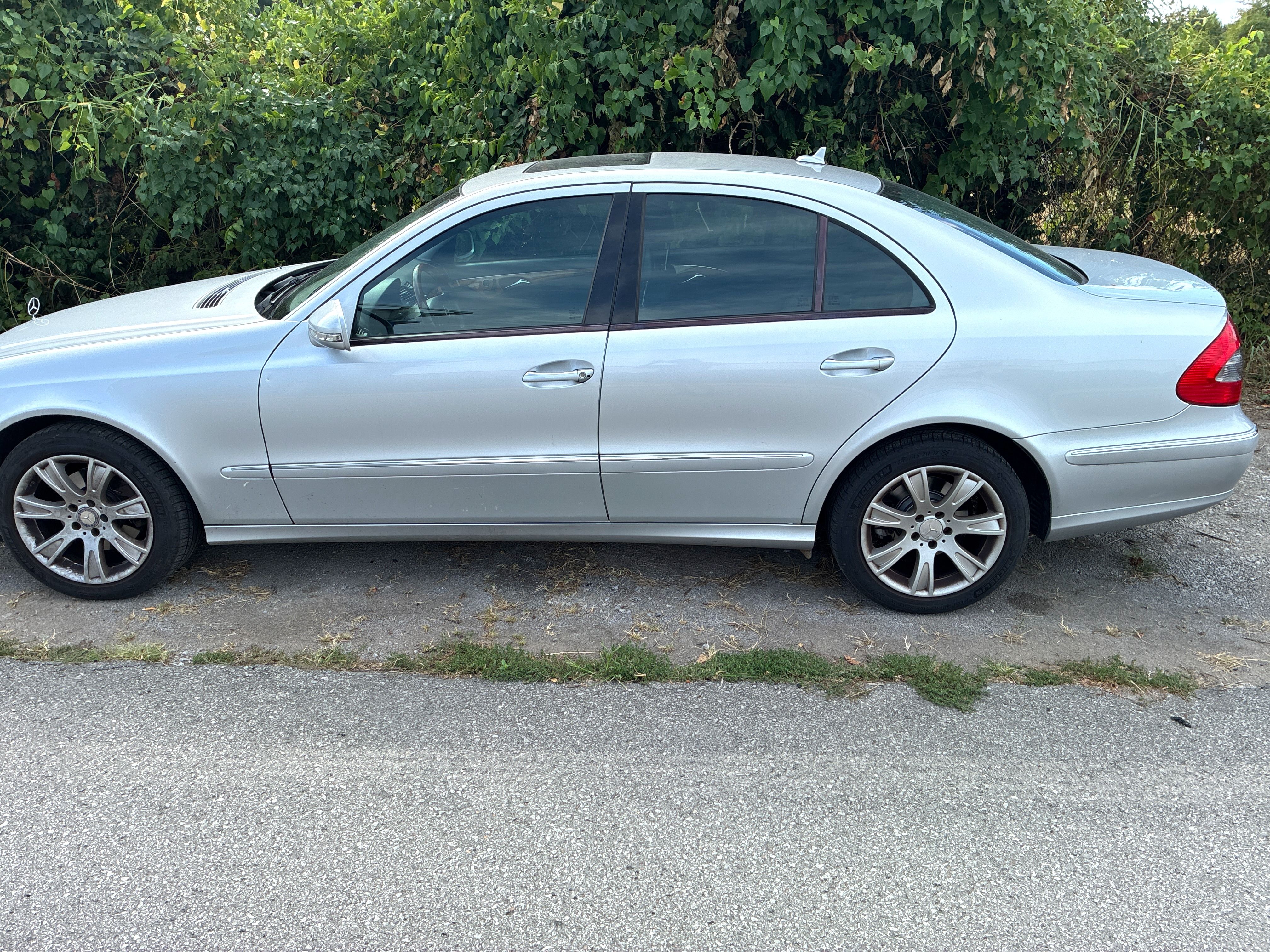 Used 2009 Mercedes-Benz E 350 4MATIC Sedan image 4