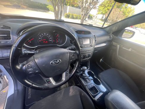 Used 2014 Kia Sorento LX image 10