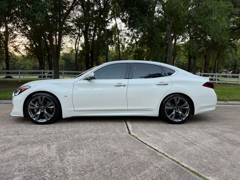 Used 2019 INFINITI Q70 Luxe w/ Sport Package RWD image 4