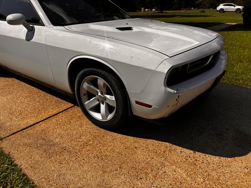 Used 2013 Dodge Challenger SXT RWD image 4
