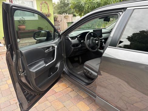 Used 2021 Toyota RAV4 XLE image 10